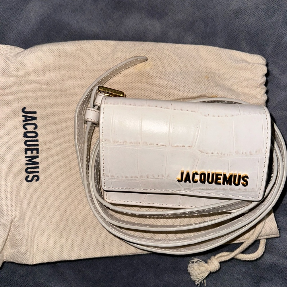 Barely worn color is off white no discoloration, marks or scratches